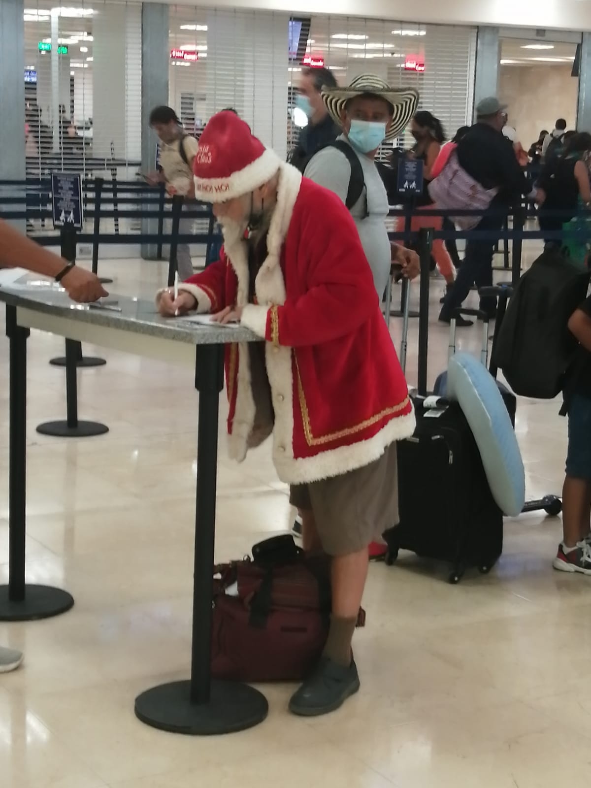 El viajero originario de Canadá realizó su registro para abordar su vuelo en Cancún, vestido de Santa Claus