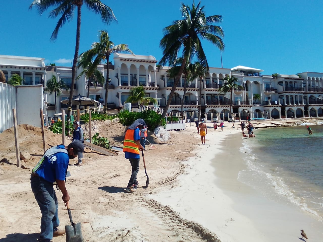 En el pasado, el hotel fue denunciado por rellenar la costa, colocar espigones así como costales con arena para evitar la erosión 