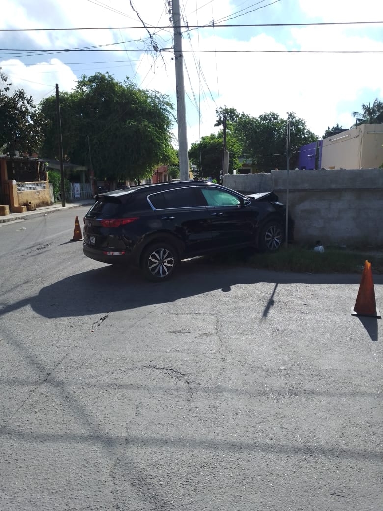 Mérida: Camioneta de lujo choca contra una barda en Chuburná de Hidalgo