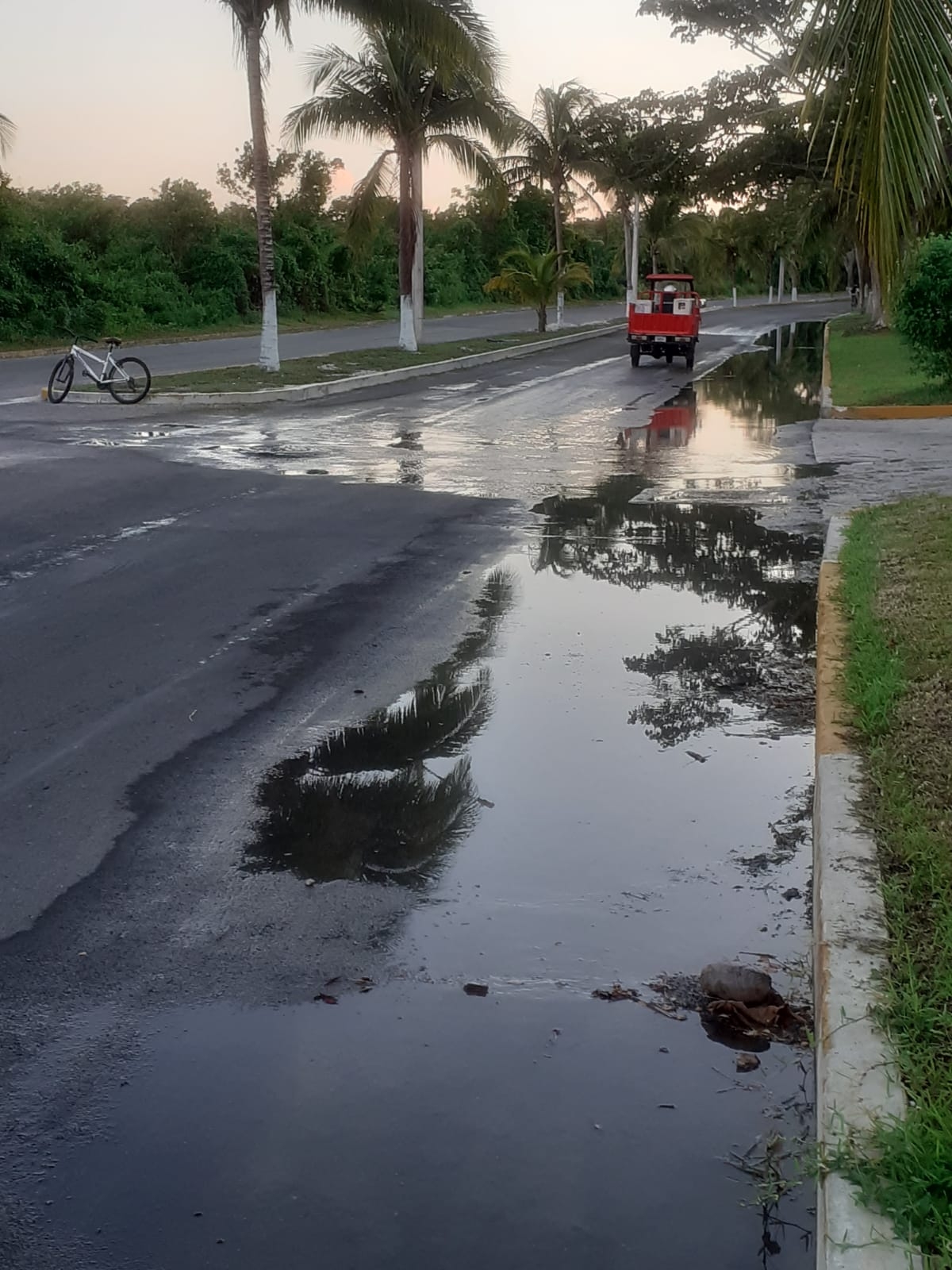 Aguas negras pestilentes salen de las calles de la Zona Hotelera Norte de Cozumel