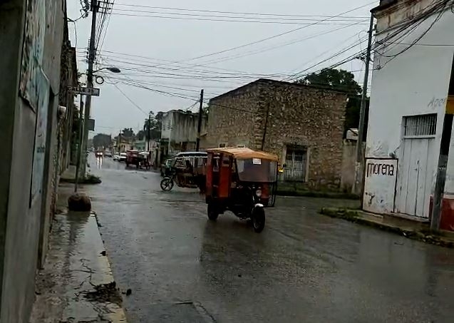 Intensa lluvia afecta la actividad pesquera en el puerto de Sisal, Yucatán