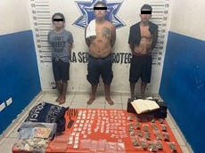 Detienen a tres hombres por posesión de drogas y armas ilegales en Playa del Carmen