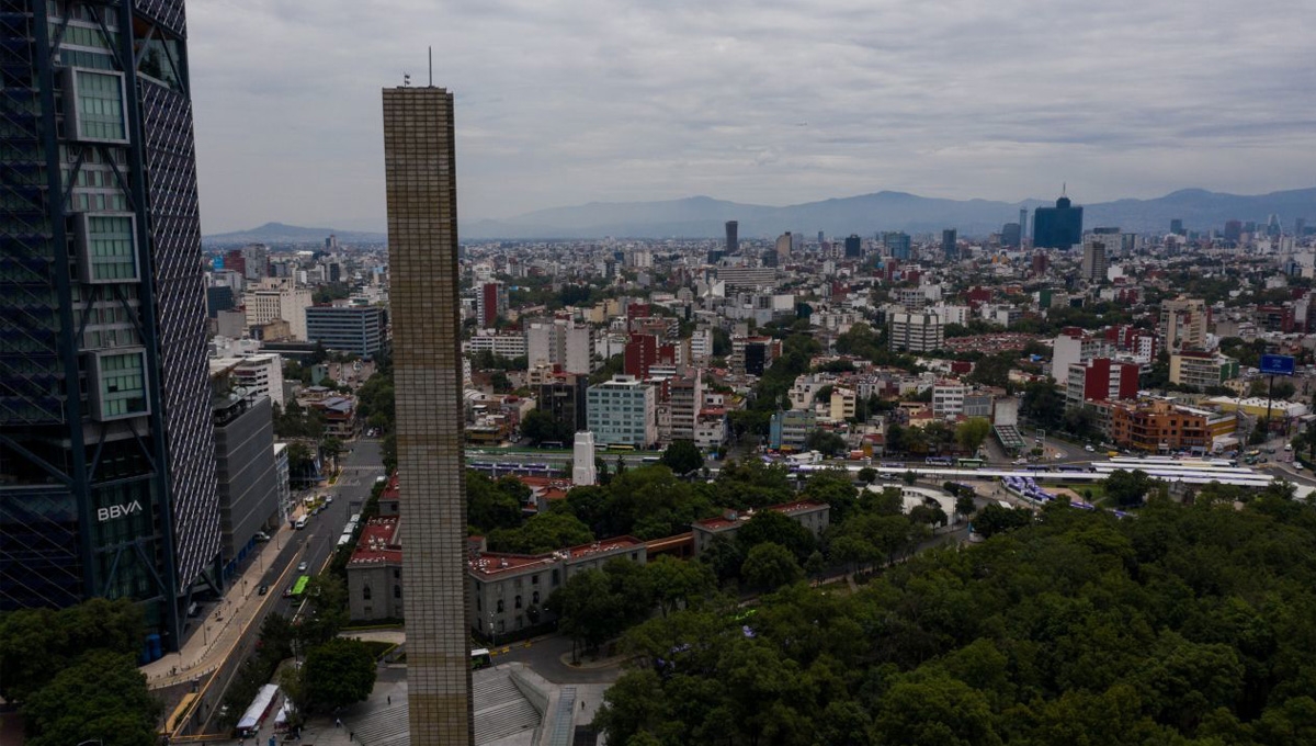 Tunden a Felipe Calderón por criticar remoción de monumentos; le recuerdan la Estela de Luz