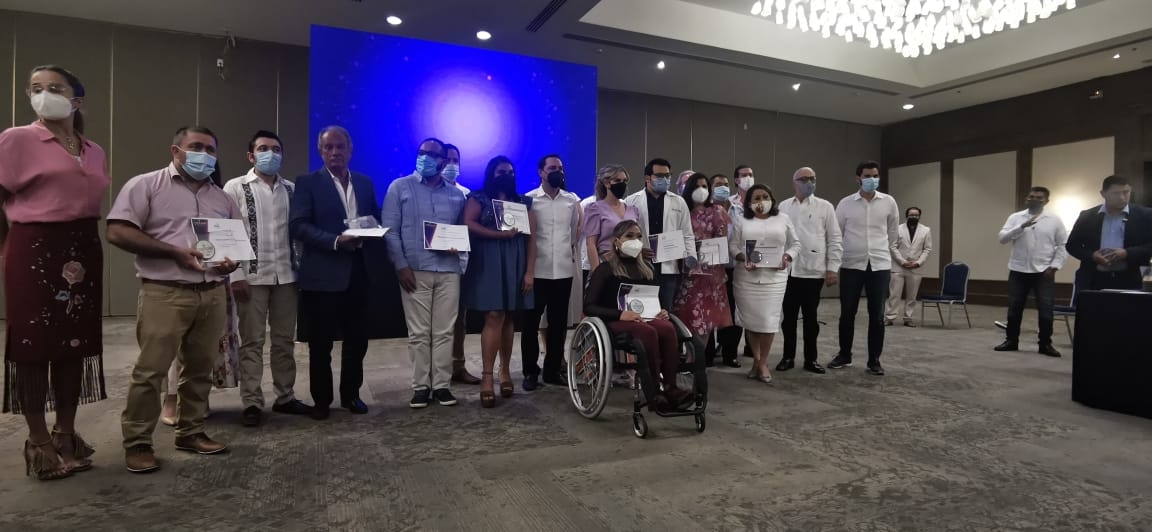 Mauricio Vila entrega el premio "Ciudadano del año 2020" a ganadores de la Península de Yucatán