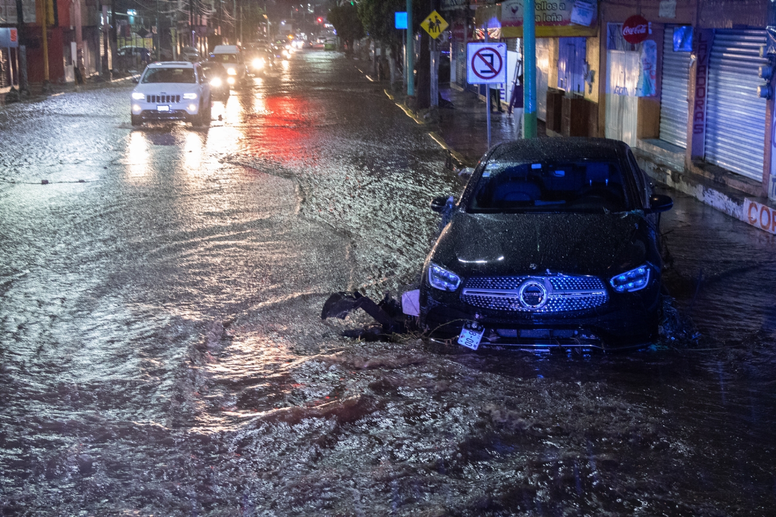Calles y avenidas de Ecatepec y Coacalco quedaron bajo el agua, luego de las intensas lluvias que causaron inundaciones