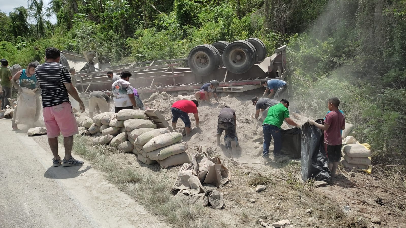 'Barren' en media hora 30 toneladas de cemento de tráiler volcado en José María Morelos