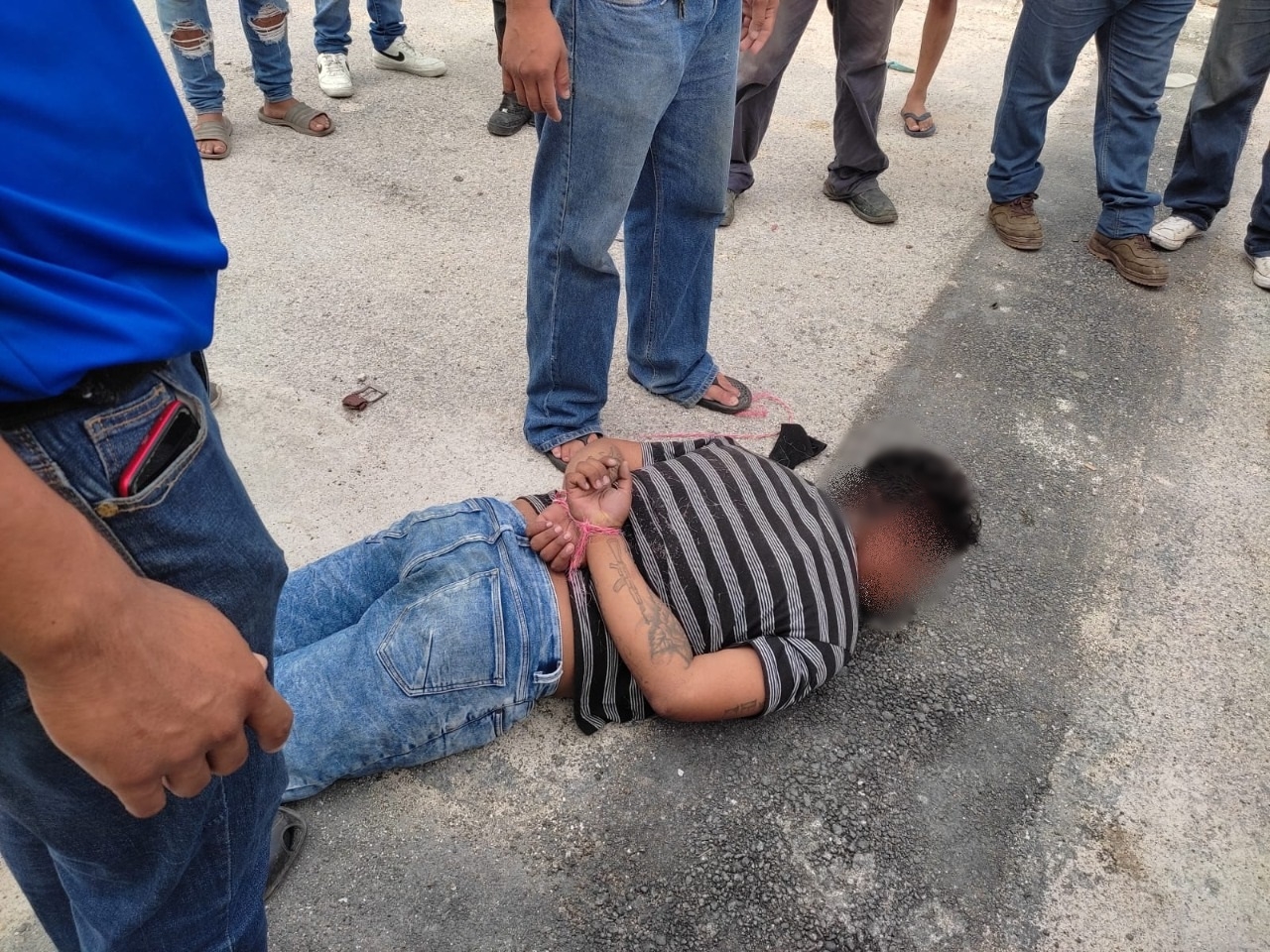 Vecinos capturan y amarran a asaltante que atacó a menor de edad en Región 248 de Cancún