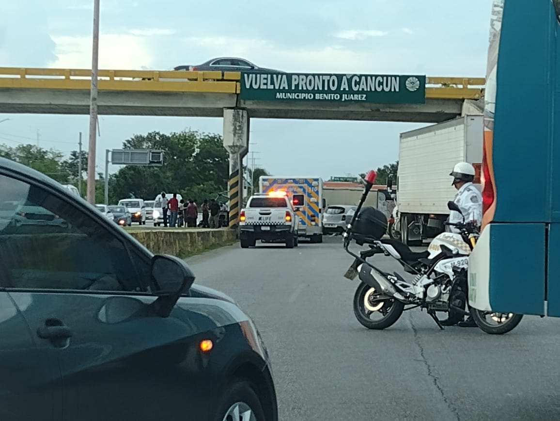 El accidente en el puente rumbo al aeropuerto de Cancún causó el cierre de la carretera rumbo a Playa del Carmen y Puerto Morelos