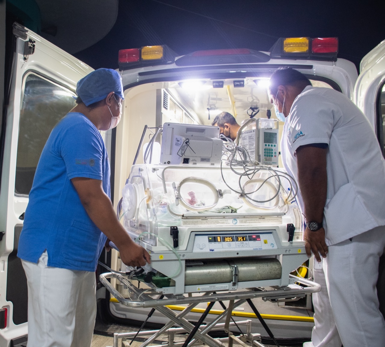 Trasladan a Mérida a bebé que sufrió caída en un hospital de Chetumal