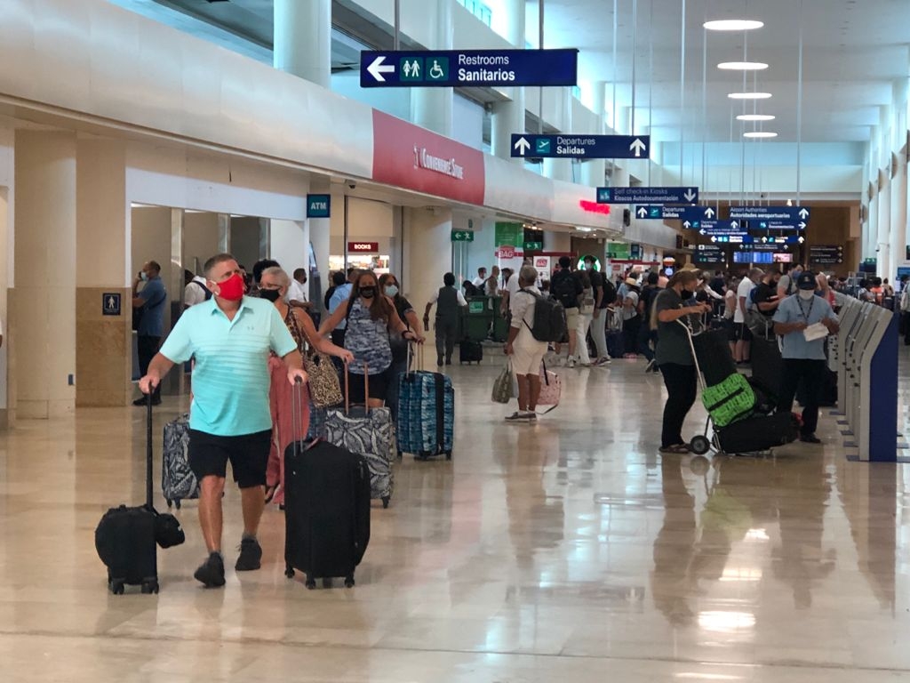 En el aeropuerto de Cancún, los turistas decían 'Viva México' mientras esperaban abordar su avión hacia Florida