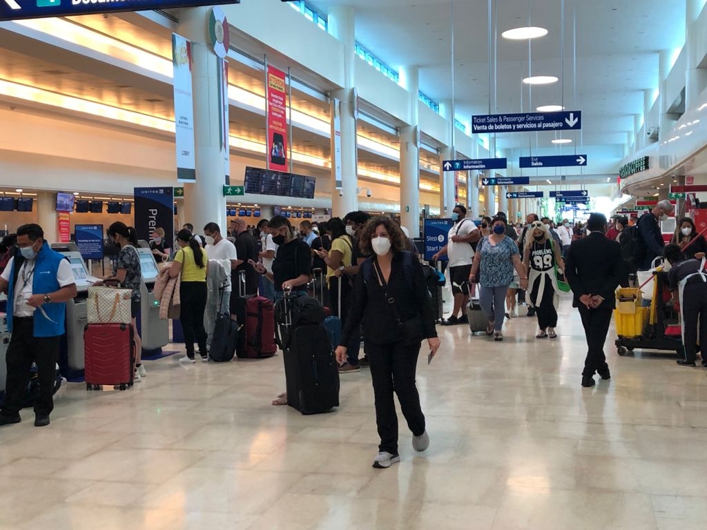 Las terminales del Aeropuerto Internacional de Cancún lucieron con una afluencia moderada de pasajeros este 8 de septiembre