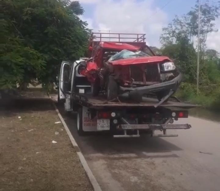 Camioneta queda destrozada tras chocar contra un tráiler en carretera Mérida-Umán