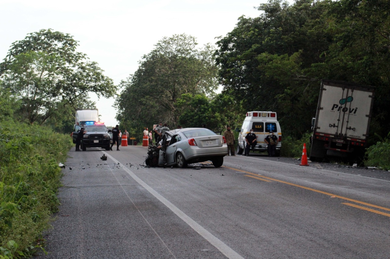 Conductor muere prensado al chocar contra un camión en la carretera Peto-Chetumal