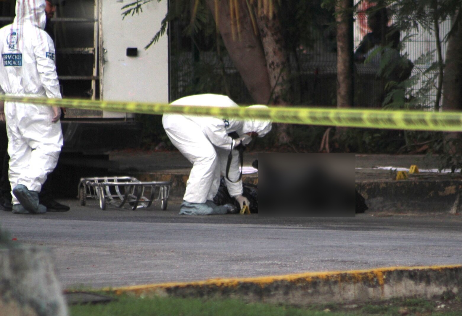 El personal de Servicios Periciales de la FGE Quintana Roo realizaron las averiguaciones en donde apareció el cadáver en Cancún