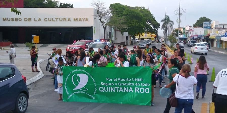 Feministas exigen a Carlos Joaquín despenalizar el aborto en Quintana Roo