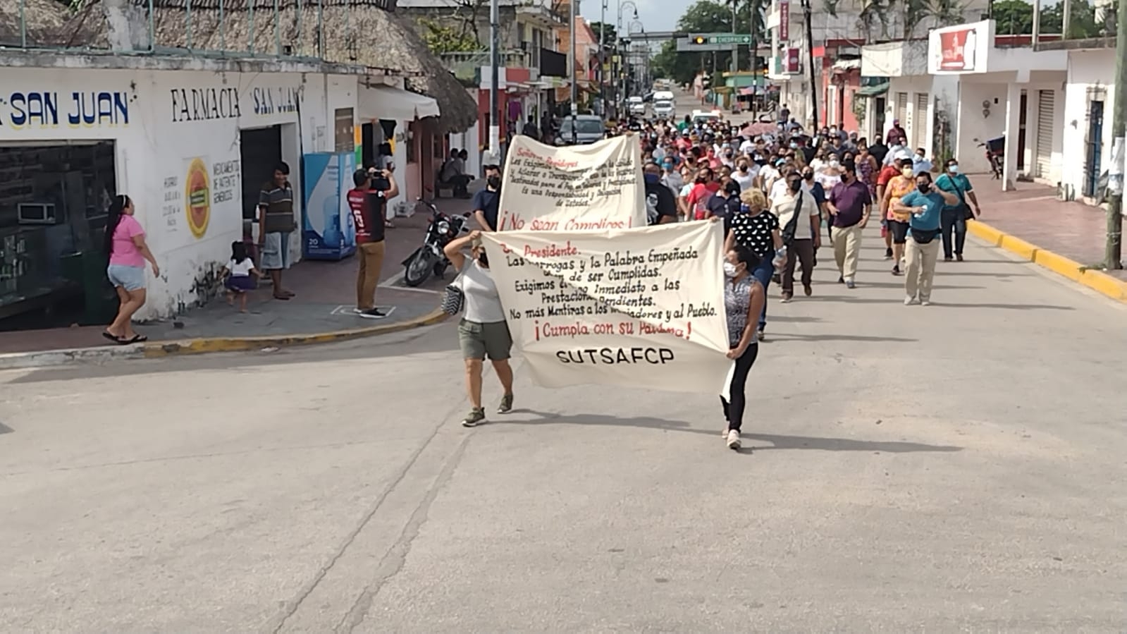 Burócratas realizan marcha para exigir sus pagos atrasados en Felipe Carrillo Puerto