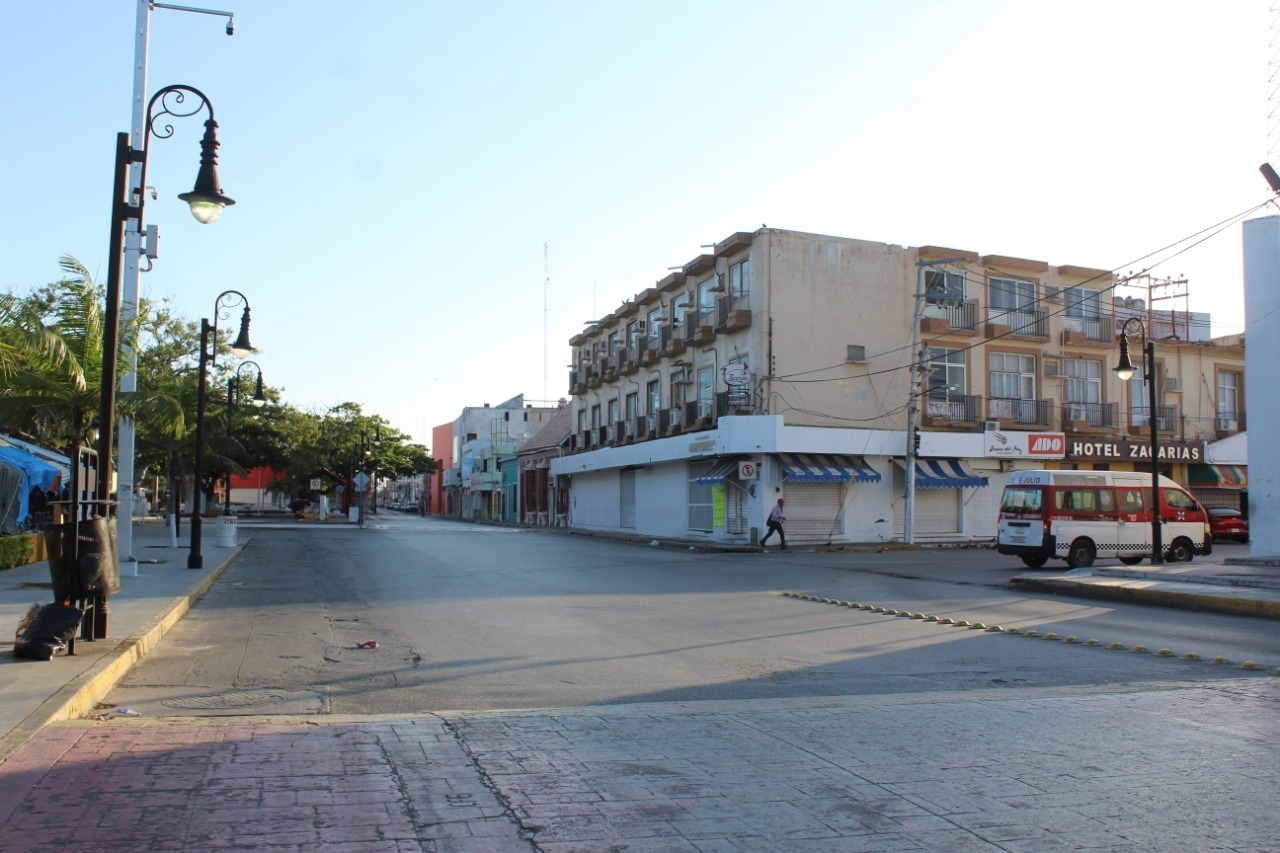 Calles y comercios de Ciudad del Carmen, con poca gente en el primer día del 2022