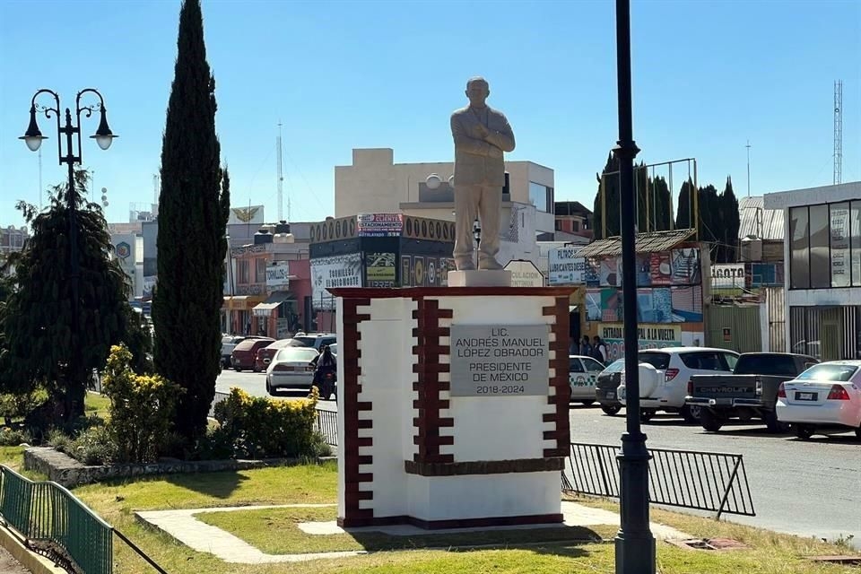 La estatua del Presidente López Obrador en Atlacomulco, Estado de México, amaneció en el suelo