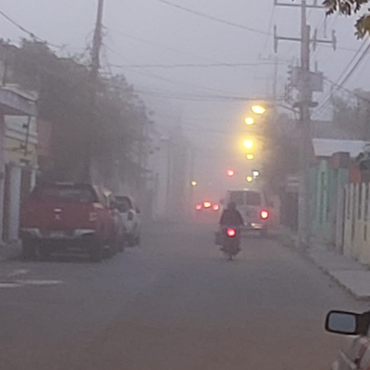 Las calles eran casi intransitables ante la densa neblina que se se registró