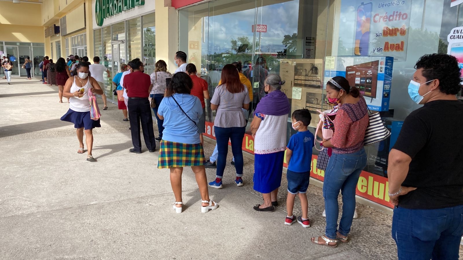 Pobladores de Chetumal hacen larga fila para pruebas COVID en Plaza las Américas