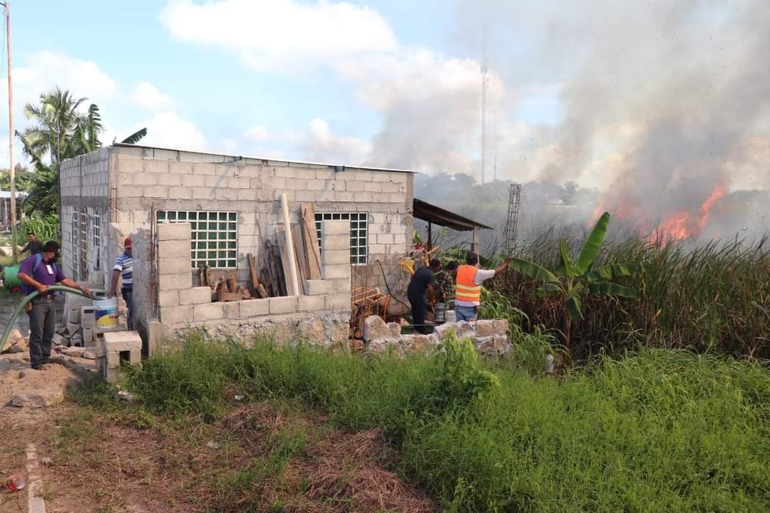 Incendio de terrenos de Pemex causa alarma entre vecinos en Palizada, Campeche