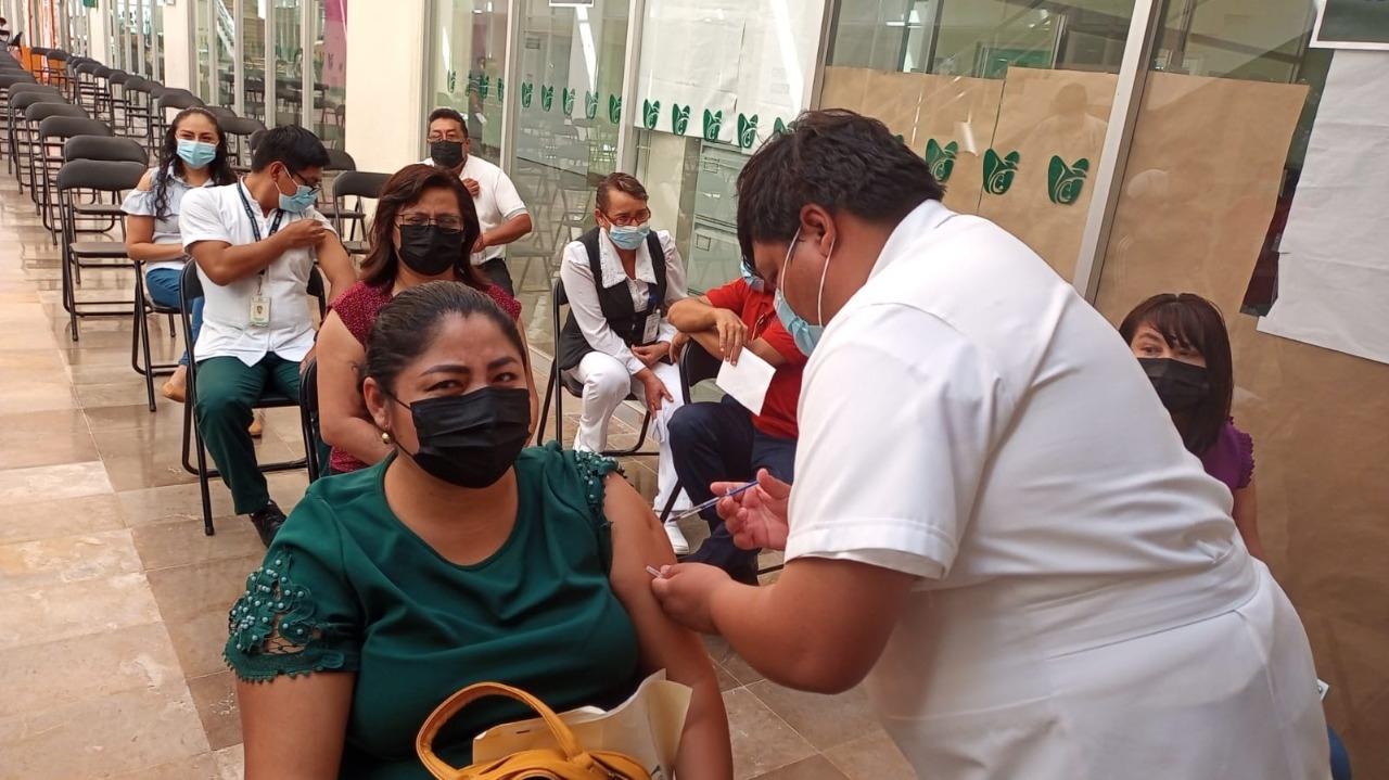 Aplicarán 38 mil dosis de refuerzo contra el COVID-19 para maestros en Campeche