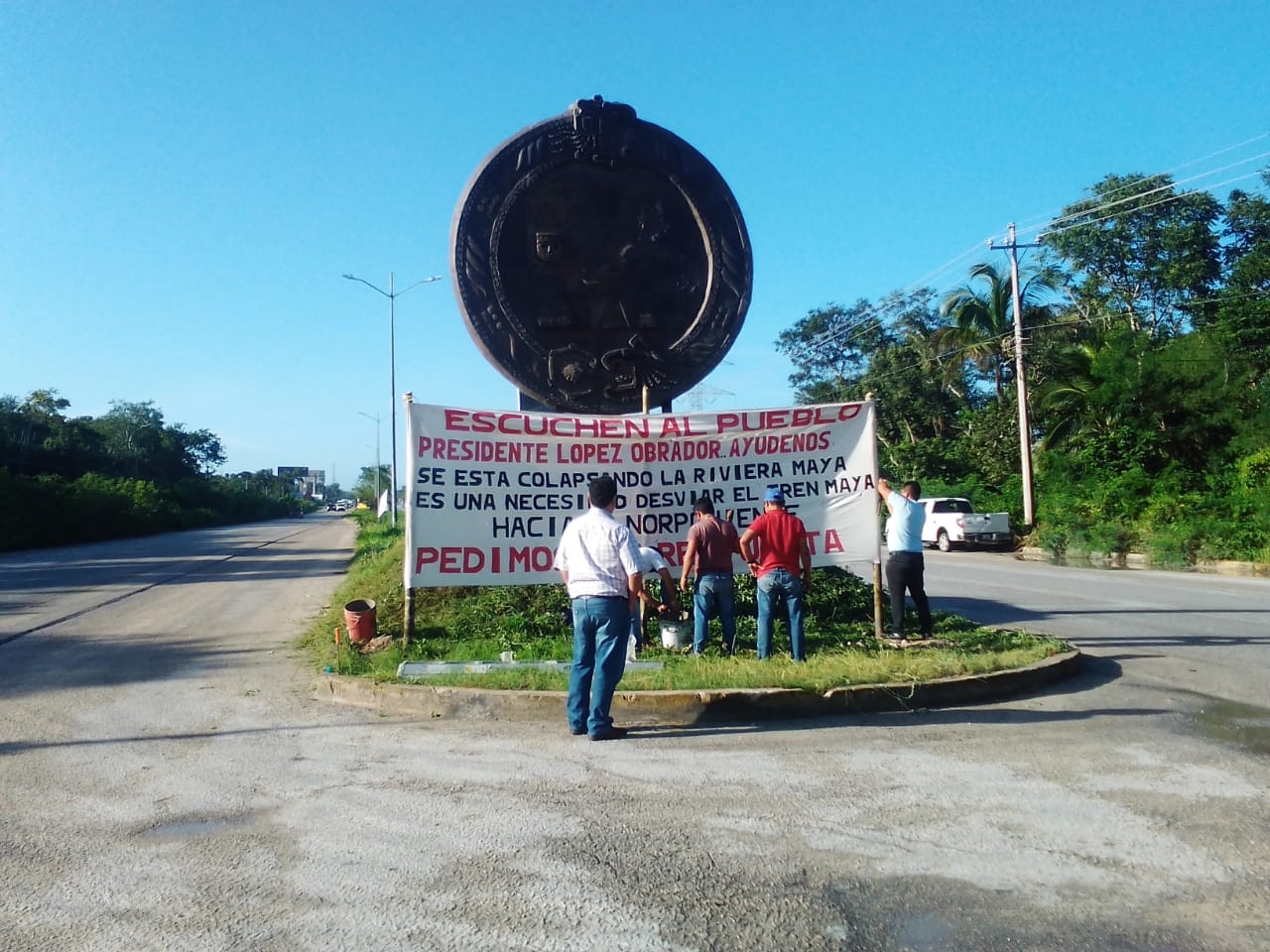 La manta puede verse en la entrada a Playa del Carmen, donde piden solución del Gobierno Federal sobre el trazo del Tren Maya en Q.Roo