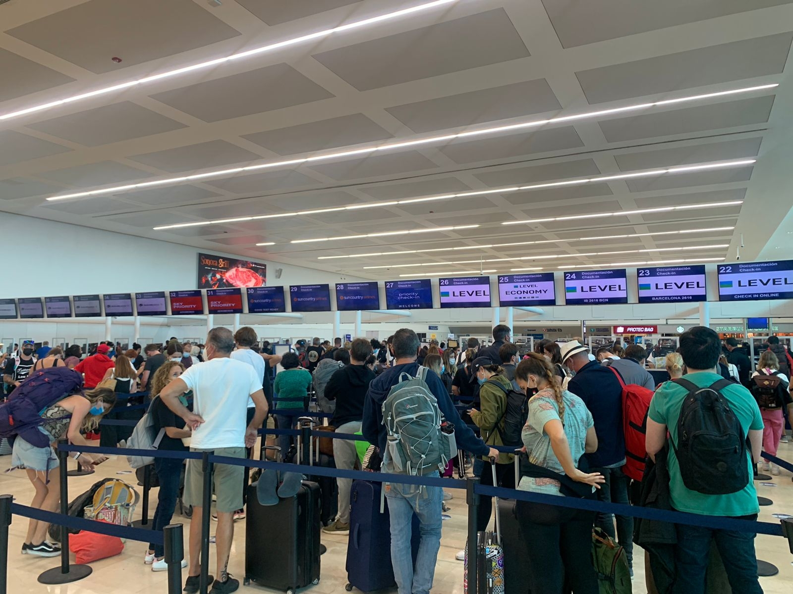 Aeroméxico cancela siete vuelos en el aeropuerto de Cancún: VIDEO