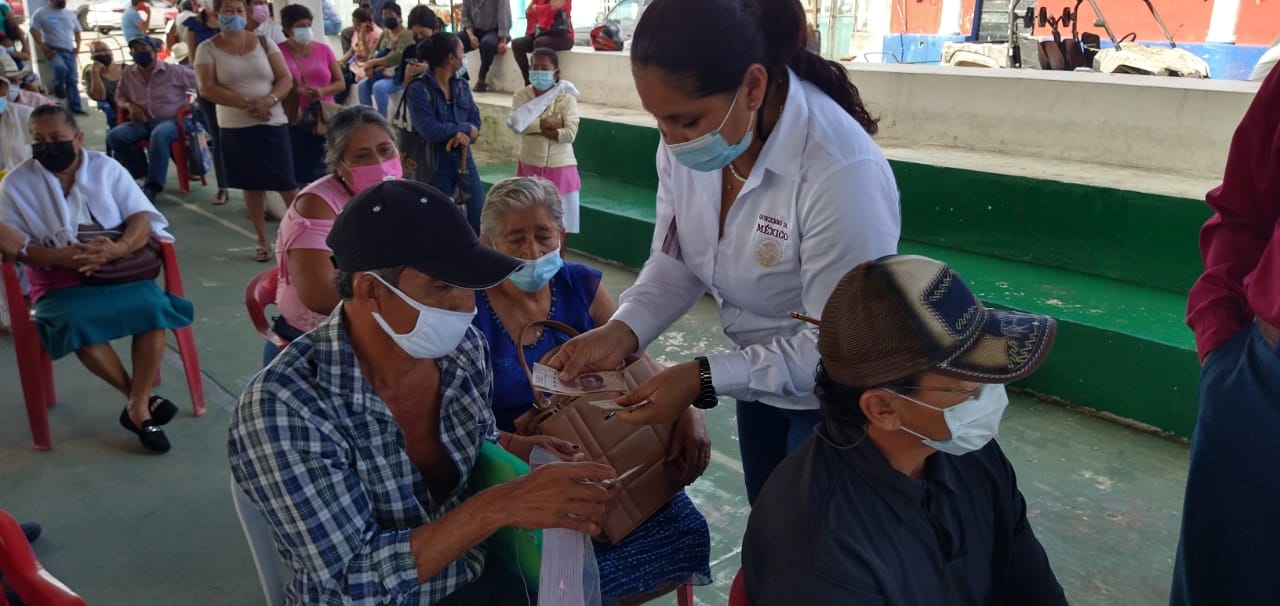 Abuelitos pensionados reciben sus pagos en Palizada, Campeche