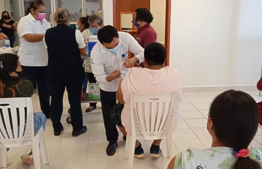 Vacunan contra el COVID-19 a jóvenes de 15 a 17 años en Tenabo, Campeche