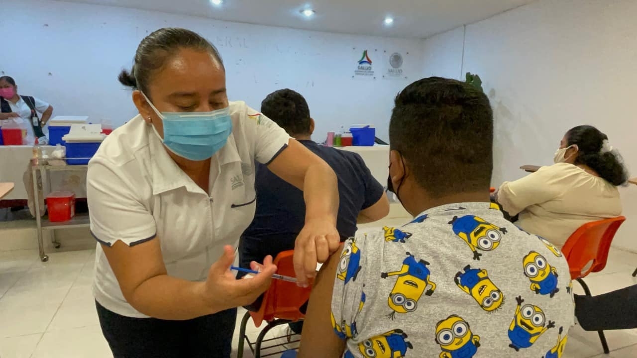 Aplican 16 mil vacunas de refuerzo contra COVID-19 al personal de salud en Campeche