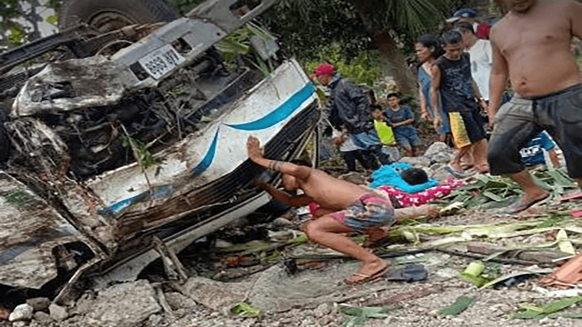 Volcadura de un autobús en Filipinas deja 11 muertos