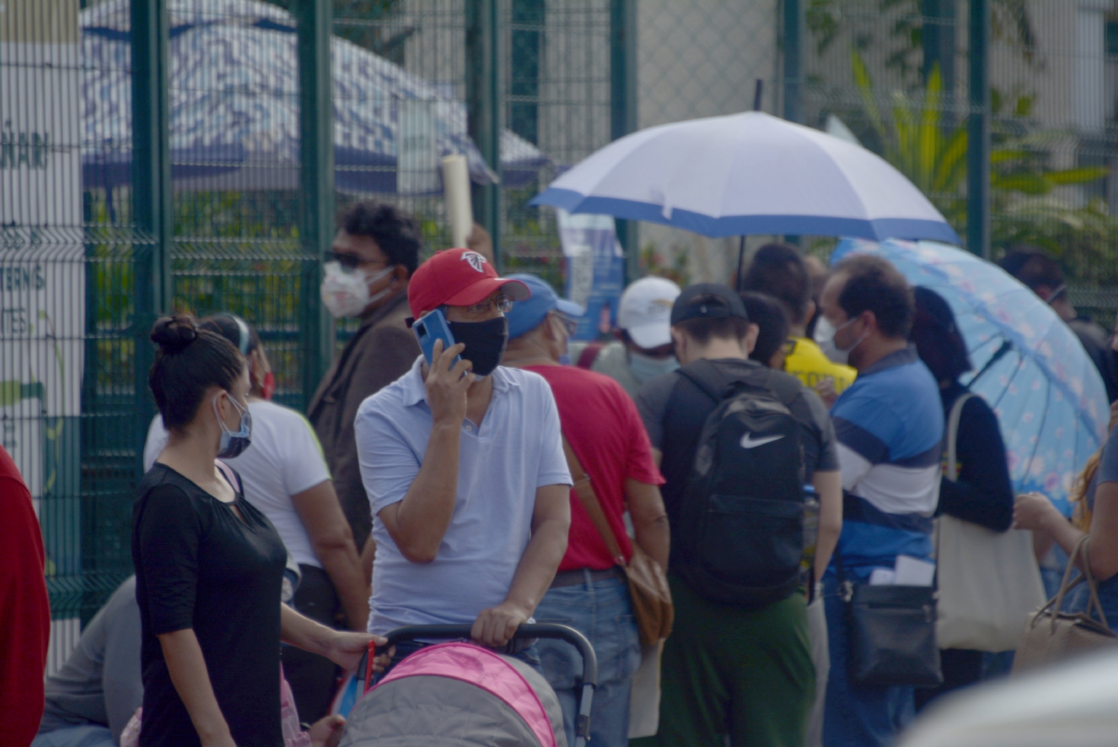 Comerciantes cerca de la clínica 14 del IMSS de la Región 94 de Cancún, aseguran que la mayoría de sus clientes hace fila para hacerse la prueba COVID