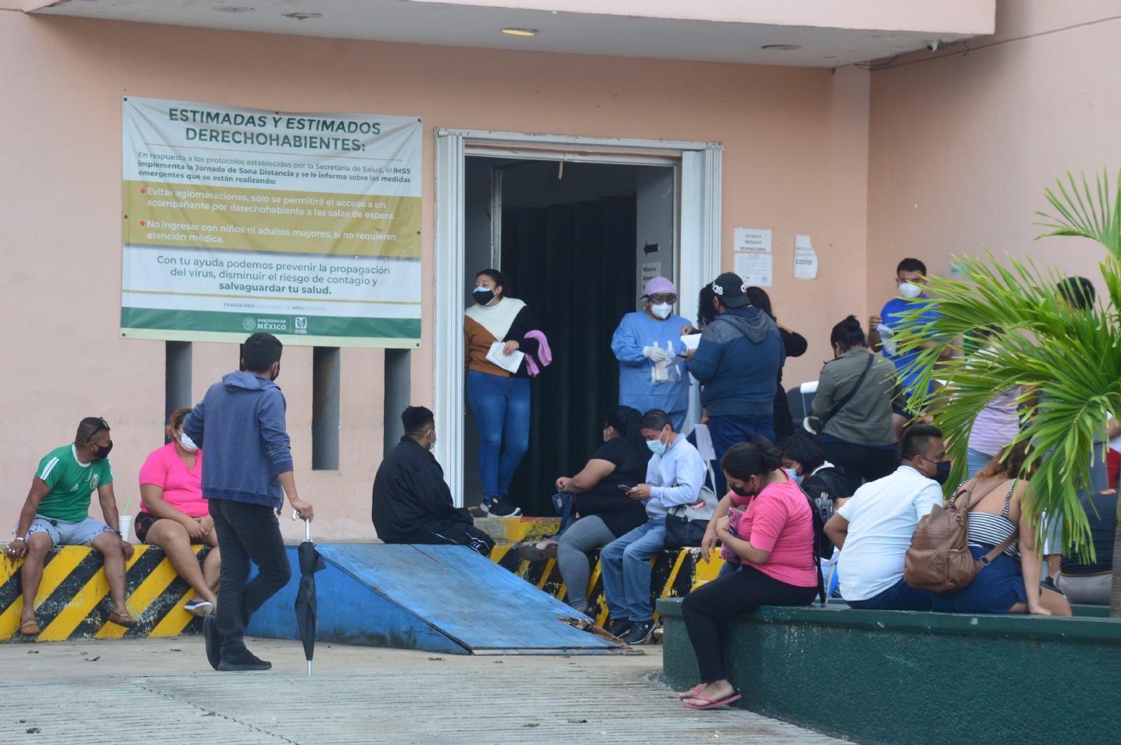 Ciudadanos de Playa del Carmen prefieren automedicarse ante filas para pruebas COVID