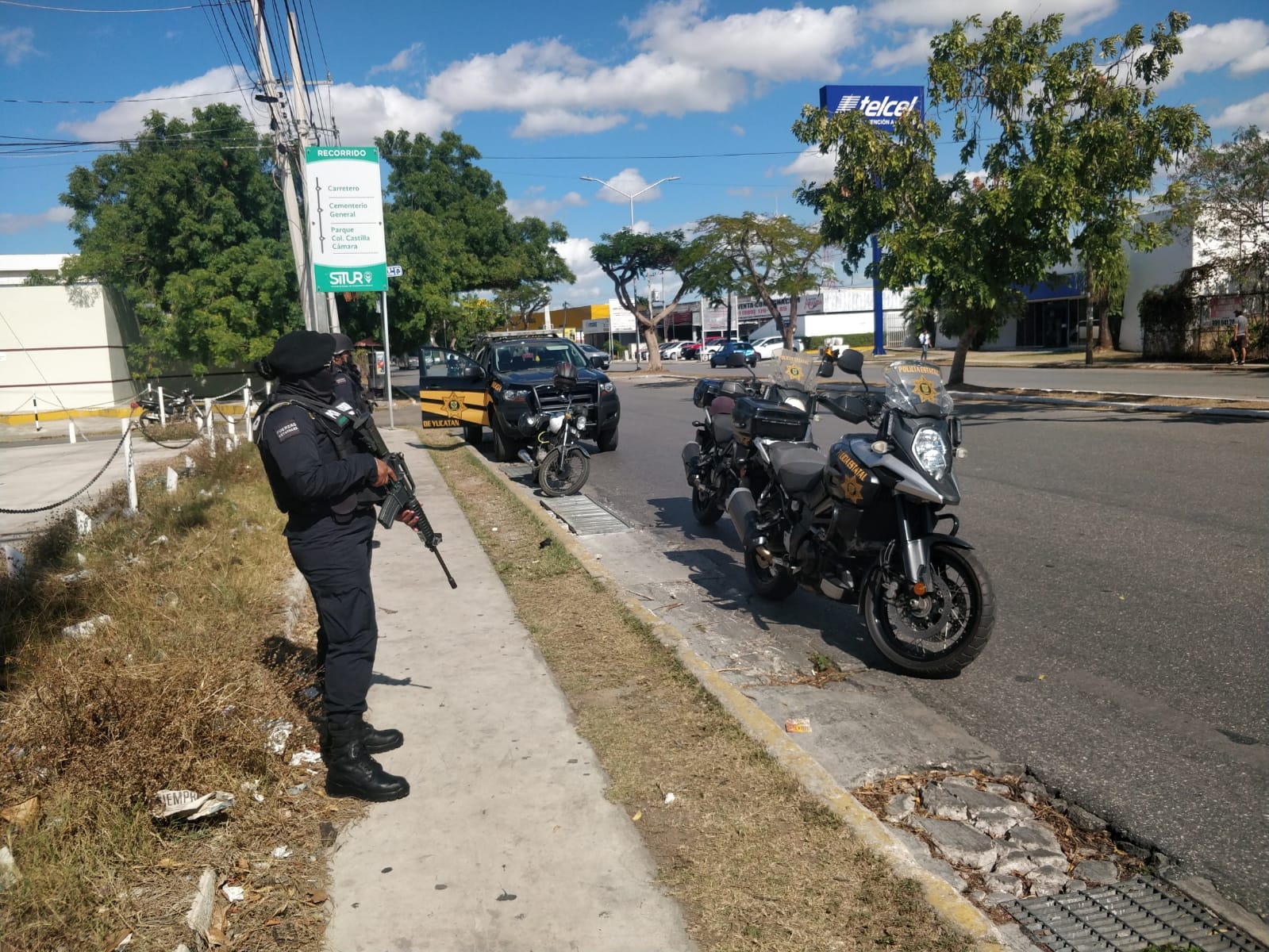 Por 'sospechoso', policías detienen a motociclista sobre la avenida Itzáes en Mérida