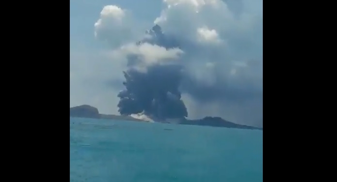 Así fue la erupción del volcán que provocó el tsunami en la isla de Tonga: VIDEO
