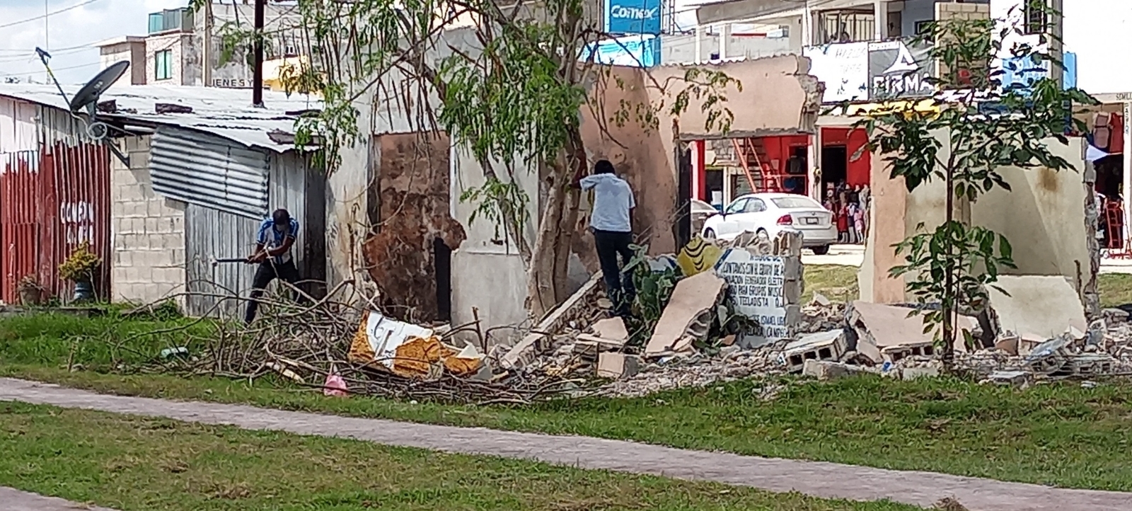Los implicados afirman que tardan hasta dos días en demoler las viviendas, pero lo hacen para ganarse unos cuantos pesos