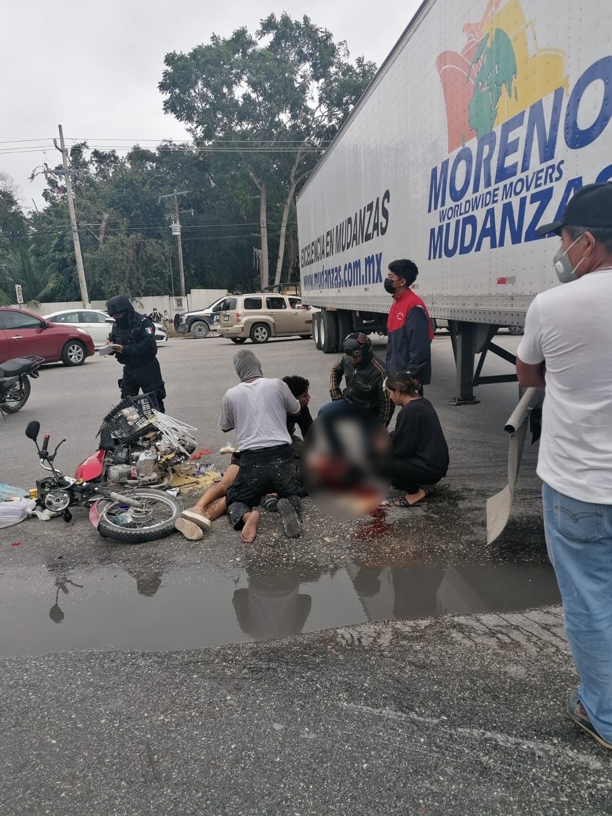 Tráiler atropella a motociclista en Cancún; hay una mujer muerta y un lesionado