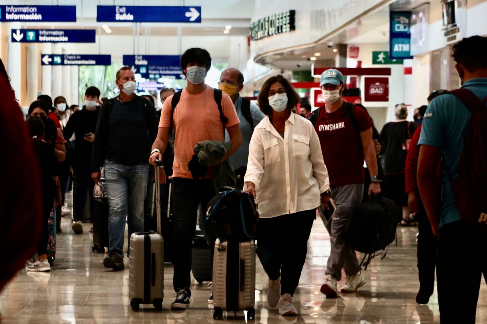 Pasajeros abarrotan módulo de pruebas rápidas COVID en el aeropuerto de Cancún