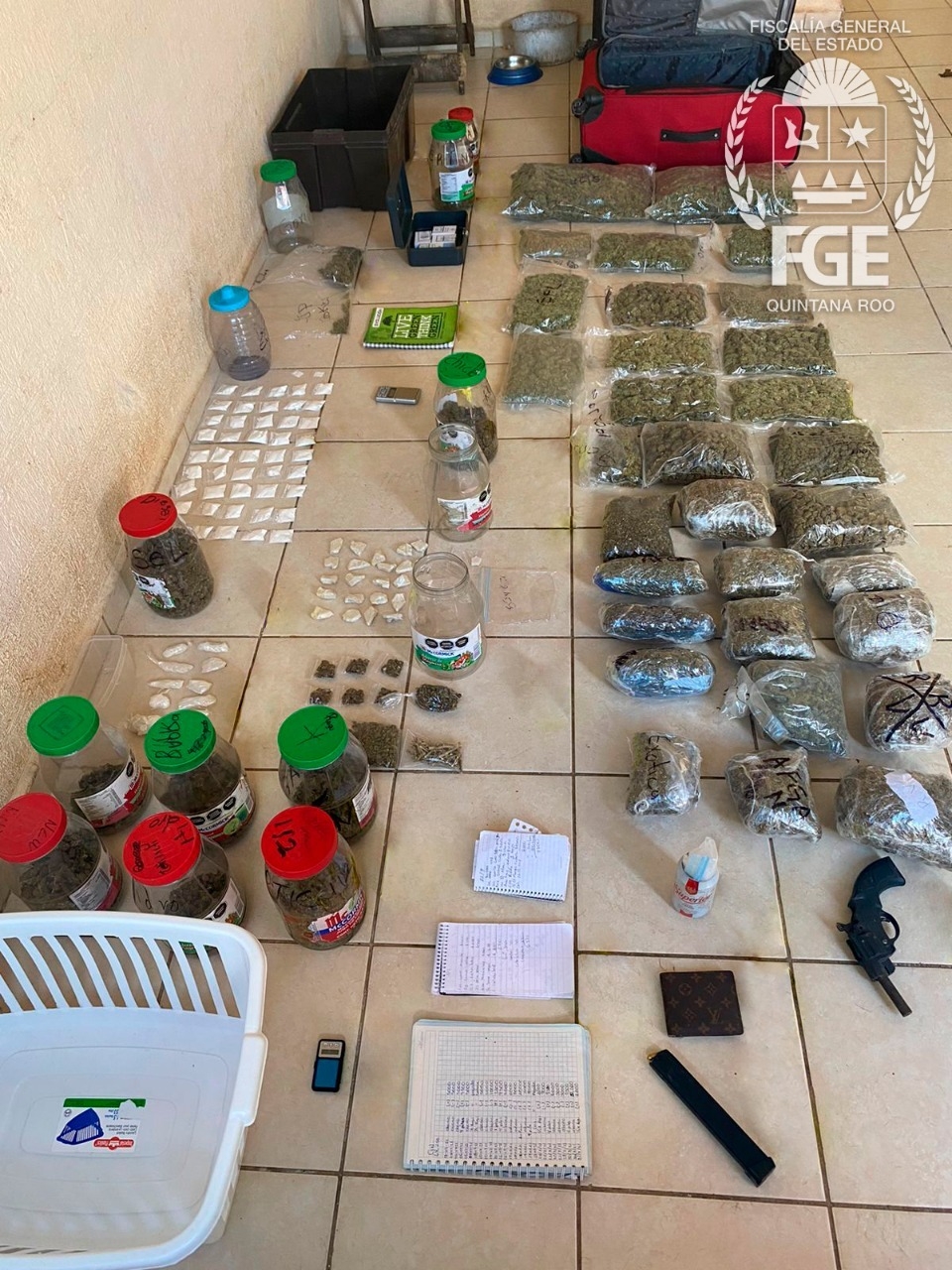 FGE Quintana Roo asegura vivienda con diferentes drogas y un arma de fuego en Cozumel