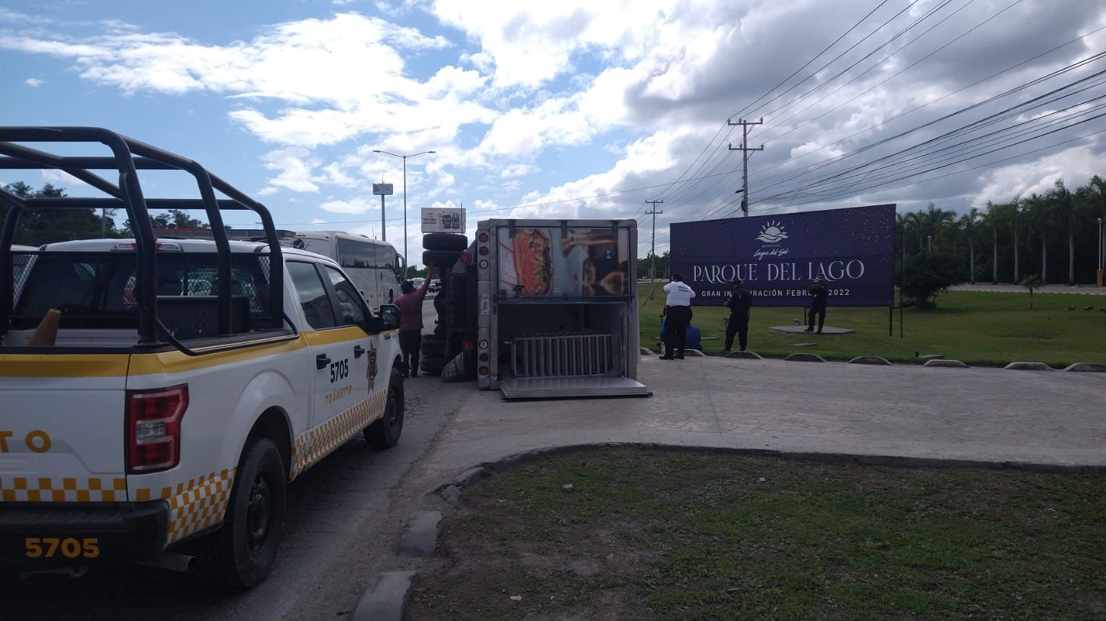 La unidad terminó volcada sobre su costado derecho en la entrada de la Residencial Lagos del Sol en Cancún