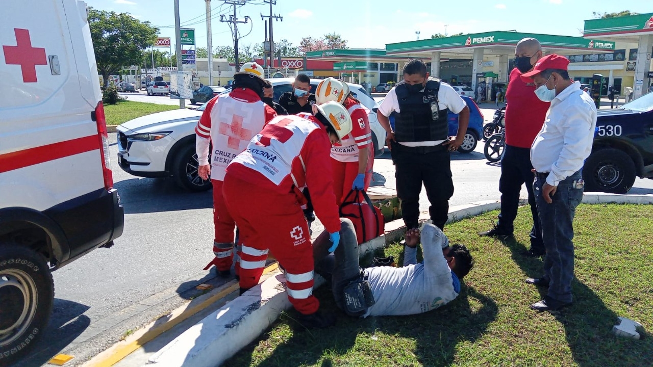 Moto repartidor sufre fractura al chocar contra una automóvil en Campeche
