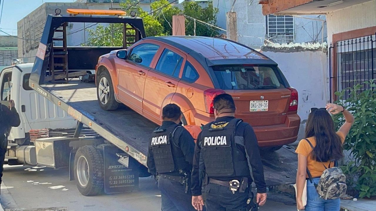 Encuentran auto con reporte de robo; estaba abandonado en una colonia de Campeche