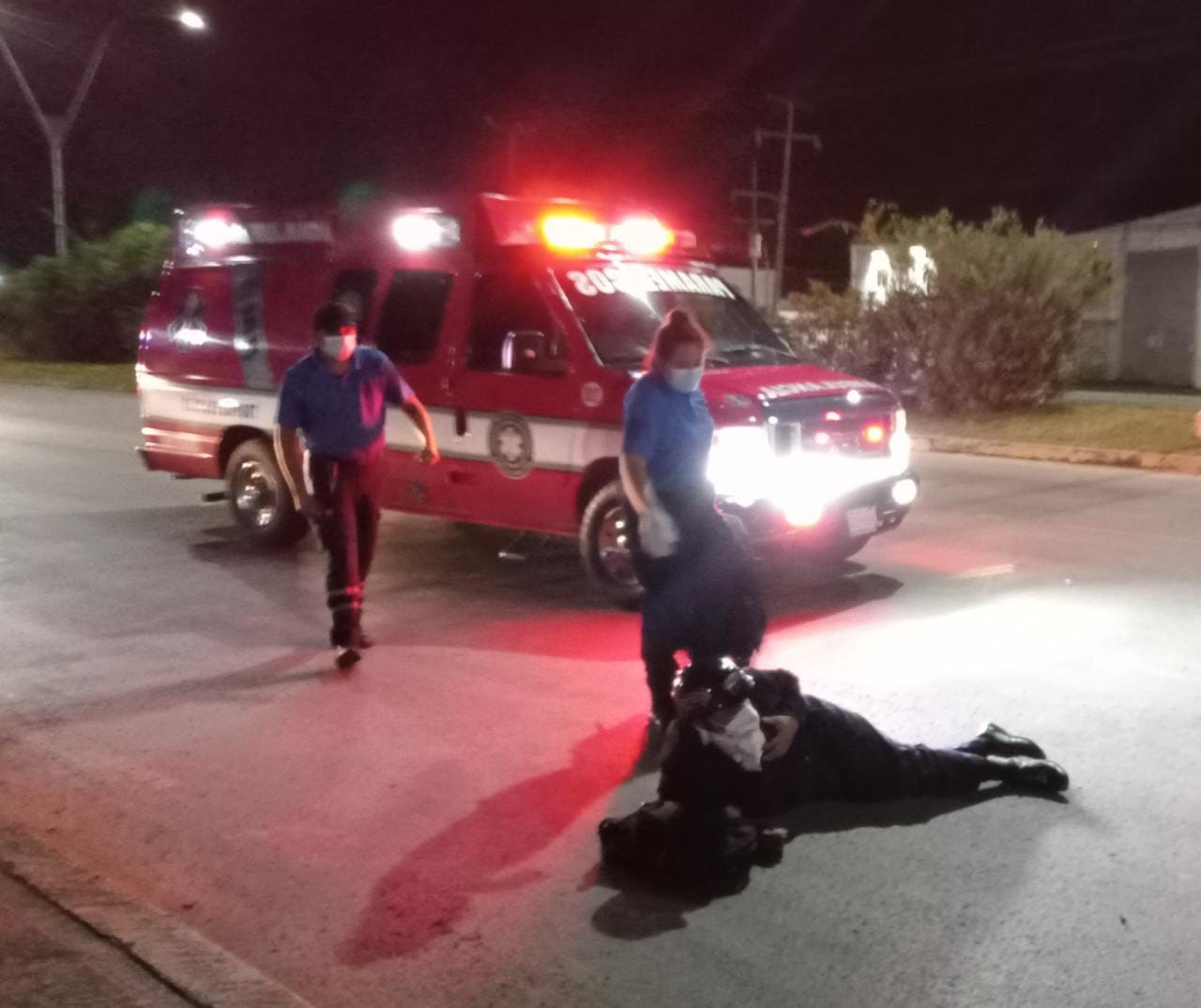 Motociclista es trasladado al hospital tras derrapar en la Región 104 de Cancún