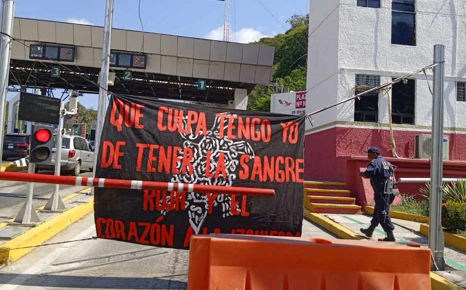 Alumnos de la Normal de Ayotzinapa tomaron las casetas de la Autopista del Sol