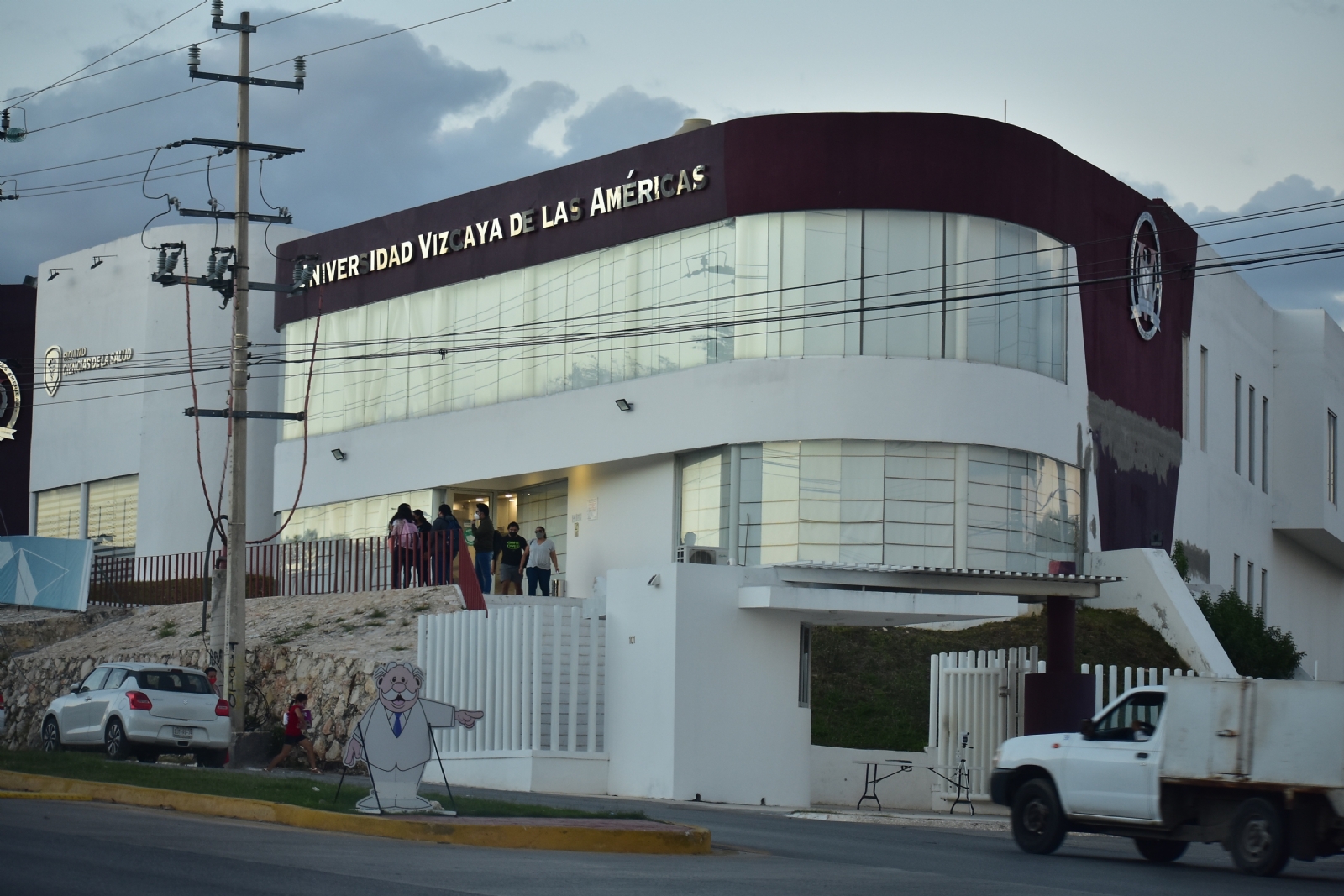 Universidad Vizcaya en Campeche obliga a alumnos a regresar a clases, denuncian