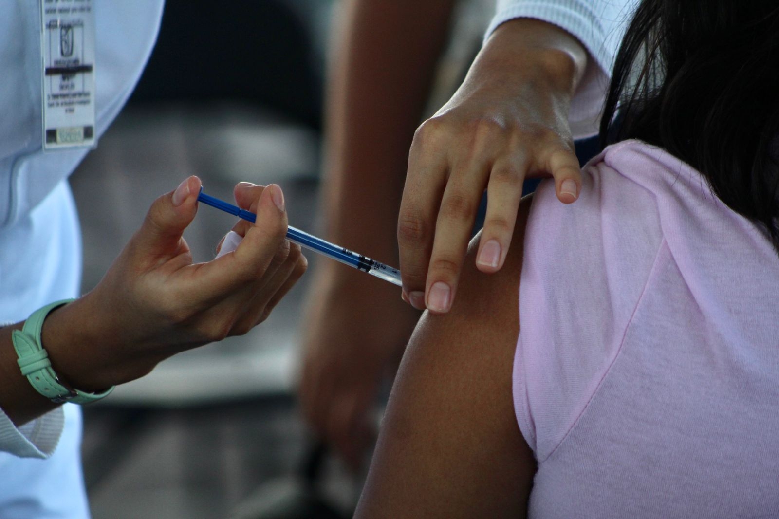 Más de mil adolescentes son vacunados con Pfizer en Cancún: EN VIVO