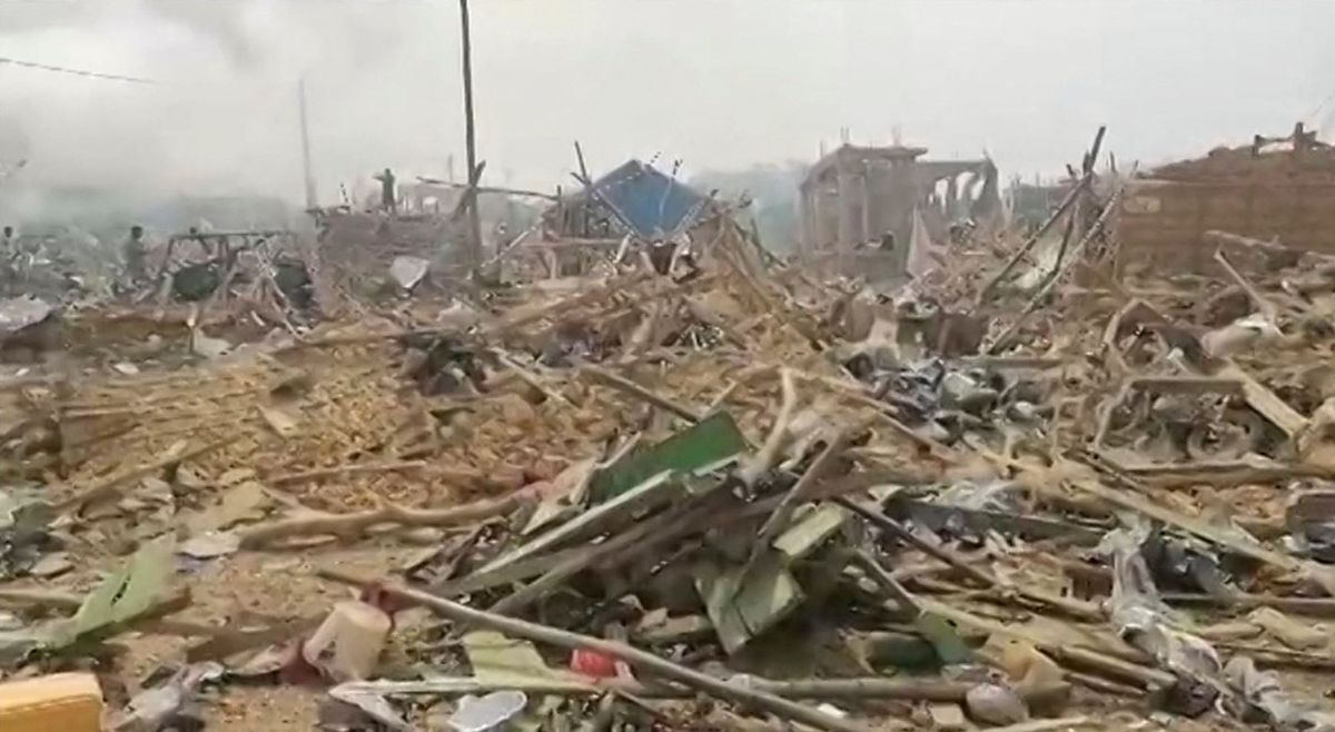 La colisión provocó una enorme explosión que prácticamente arrasó la localidad, donde decenas de edificios quedaron reducidos a escombros.