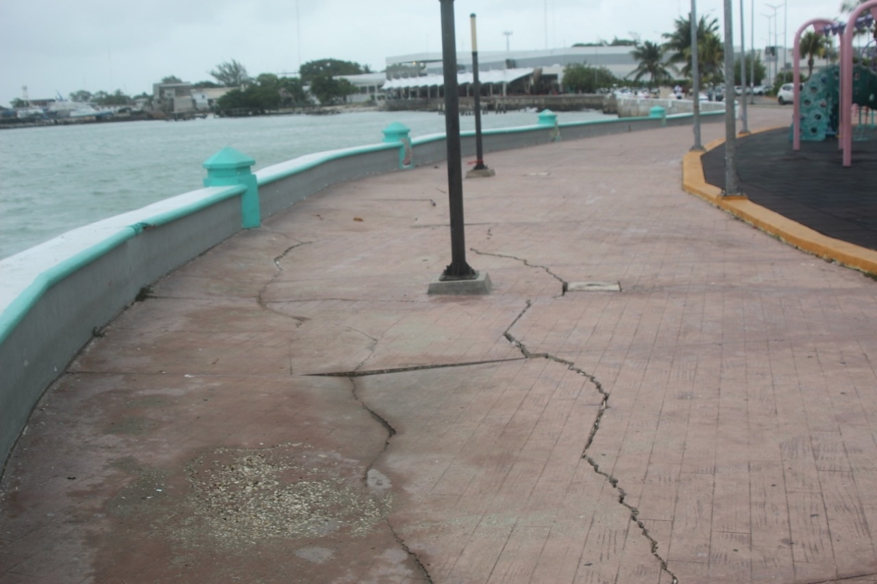 Reportan formación de hundimientos en el Malecón de Ciudad del Carmen