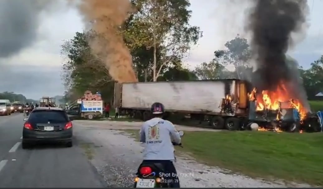 El tráiler arde en llamas a un costado del camino donde se generó el aparatoso accidente